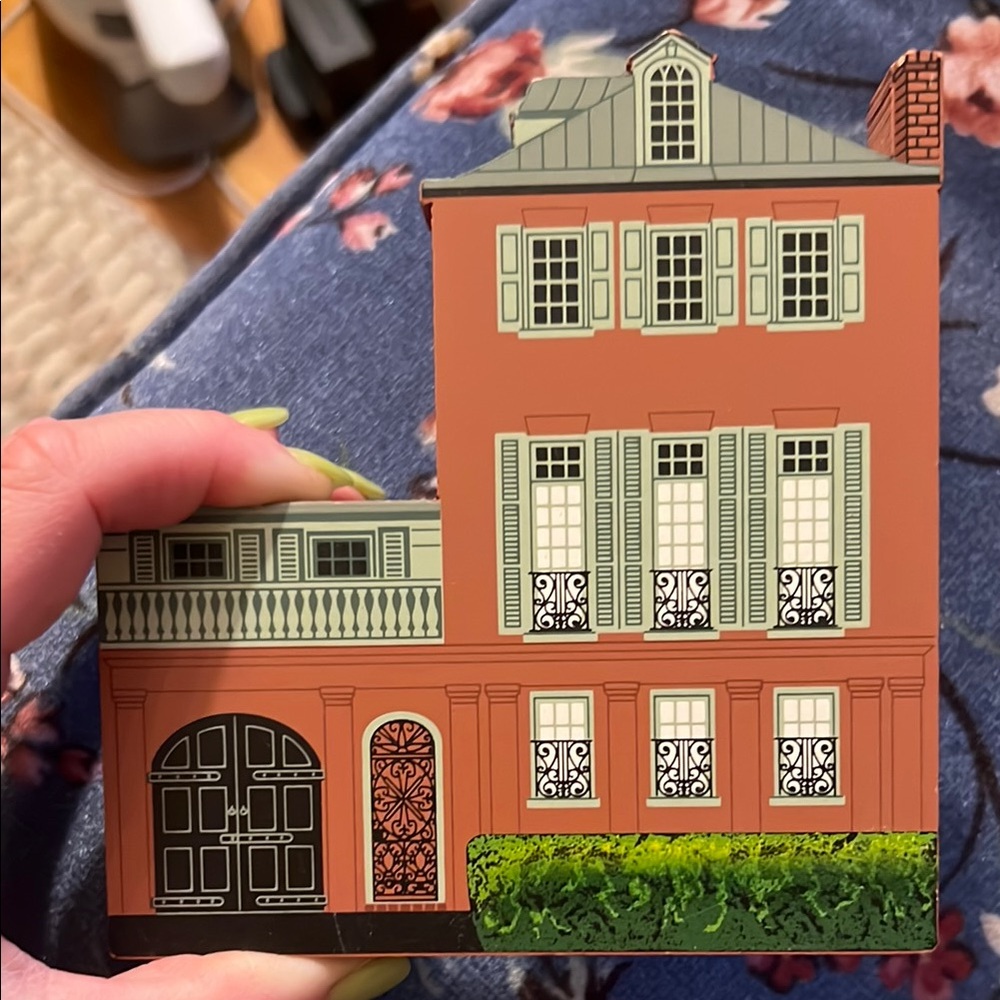 Shelia’s 1997 ‘89 East Bay’ Rainbow Row House Shelf Decor